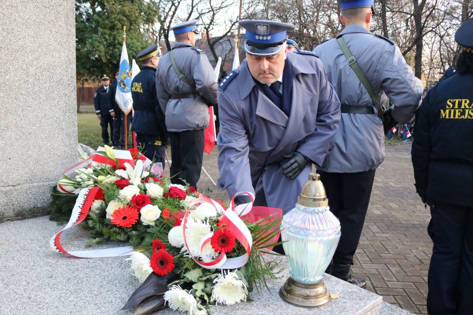 Na zdjęciu Komendant składający kwiaty przed pomnikiem.