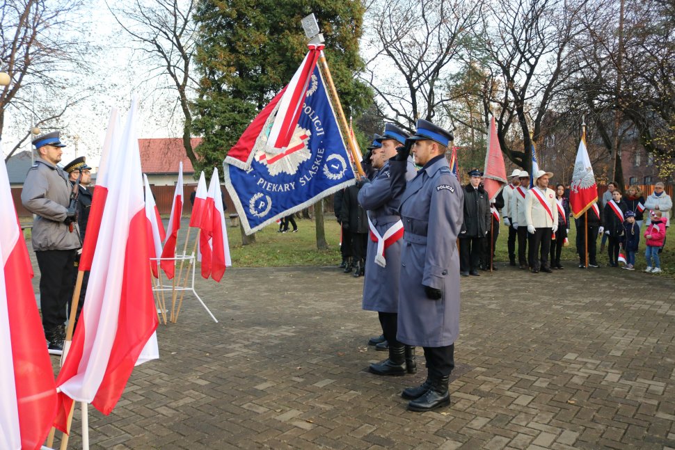 Na zdjęciu poczet sztandarowy z Komendy Miejskiej Policji w Piekarach Śląskich w trakcie uroczystych obchodów.