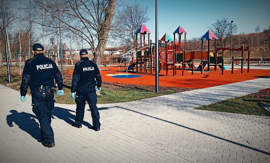 Na zdjęciu policjanci kontrolujący miejsca gdzie mogą grupować się osoby