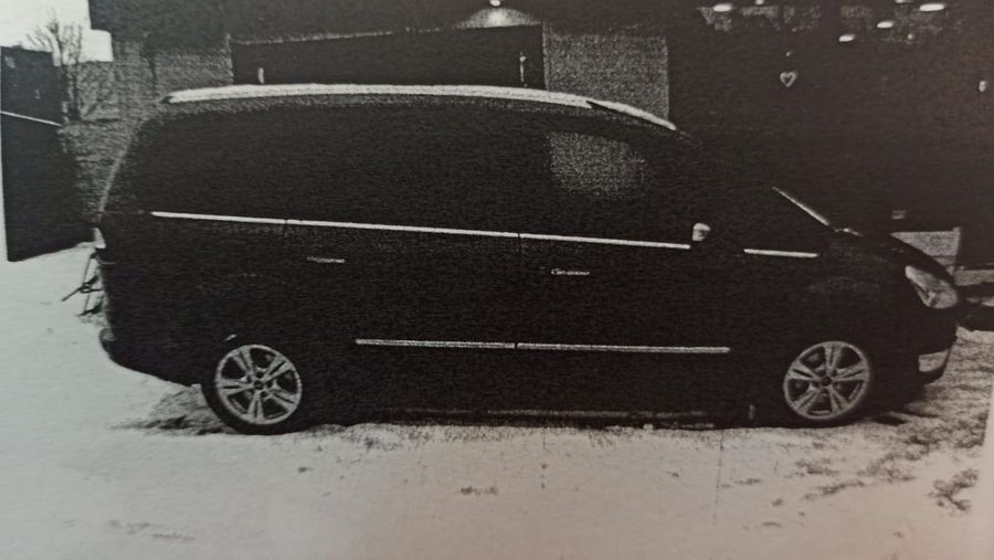 Zdjęcie czarno-białe. Na zdjęciu widoczny zabezpieczony pojazd. 