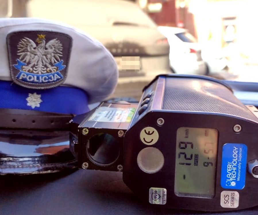 Na zdjęciu czapka policjanta ruchu drogowego oraz radar z zapisaną prędkością z jaką poruszał się kierujący