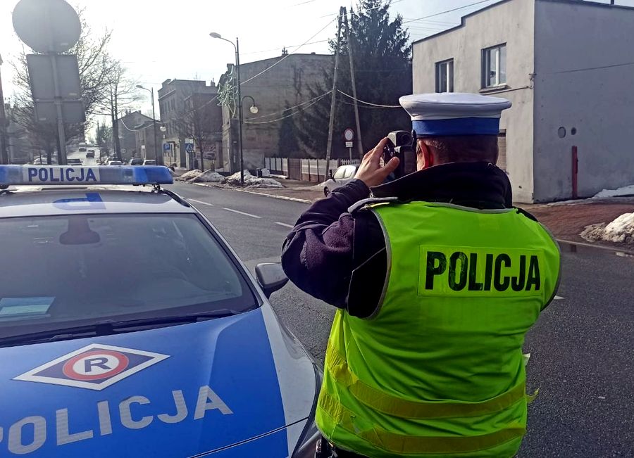Na zdjęciu policjant dokonujący pomiaru prędkości nadjeżdżających pojazdów