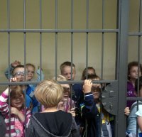 Zdjęcia obrazujące zwiedzanie komendy przez dzieci z przedszkola