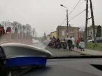 Fotografie pokazujące radiowóz i ludzi uczestniczących w drodze krzyżowej.