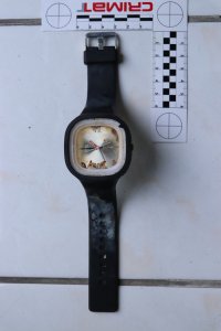 Na zdjęciu widoczny zegarek znaleziony przy mężczyźnie.
