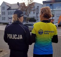 Na zdjęciu policjantka oraz przedstawicielka grupy piekarskie koła podczas akcji na ul. Bytomskiej w Piekarach Śląskich