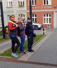 Na zdjęciu policjantka wraz z przedstawicielkami grupy piekarskie koła podczas akcji na ul. Bytomskiej w Piekarach Śląskich