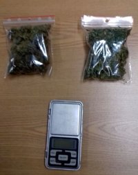 Na zdjęciu dwa woreczki foliowe z zawartością marihuany oraz waga do ważenia środków odurzających.