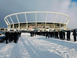 Zdjęcie policjantów na tle stadionu śląskiego