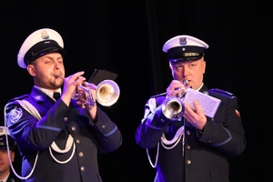 Zdjęcie przedstawia policyjnych muzyków