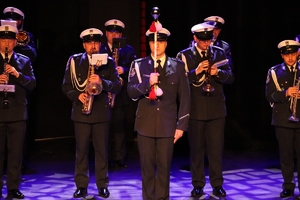 Zdjęcie przedstawia policyjnych muzyków na scenie