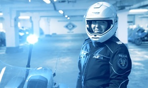 Zdjęcie policjantki w ubraniu motocyklowym