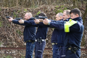 Zdjęcie przedstawia policjantów podczas szkolenia strzeleckiego