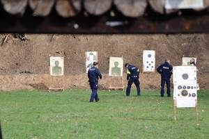Zdjęcie przedstawia policjantów podczas szkolenia strzeleckiego