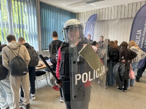Zdjęcie przedstawia policjantów podczas dni otwartych szkoły